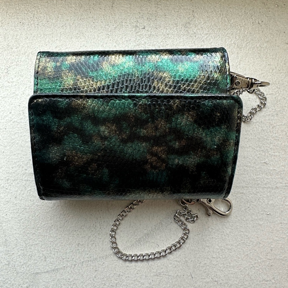 Vegan leather faux green black reptile wallet by
Hasi Hato